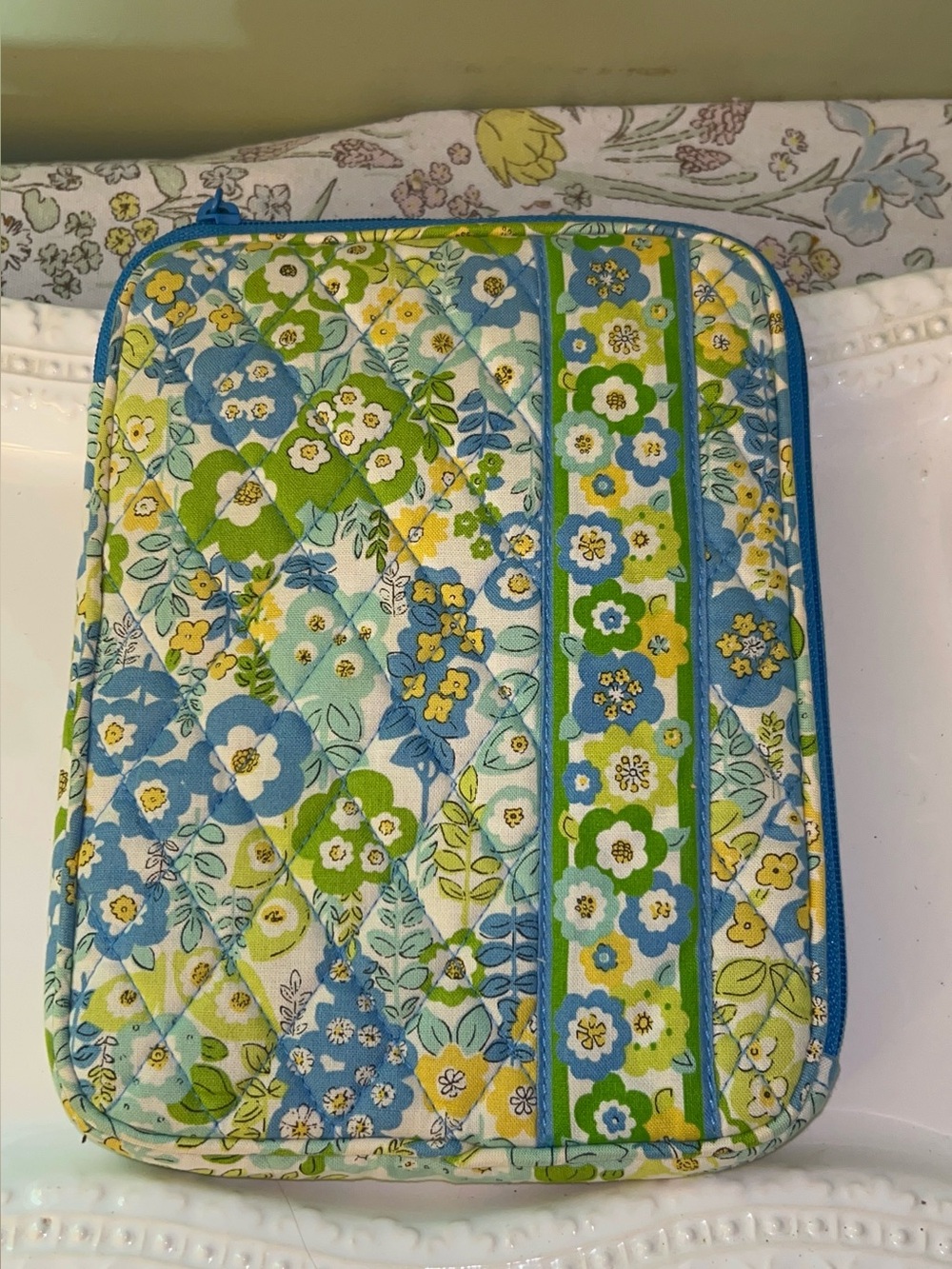 Vera Bradley padded tablet/ e-reader case in "English Meadow pattern